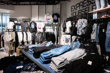 Ivano-Frankivsk, Ukrayna - 29 Nisan 2025: Moda giysiler, kot pantolon ve şık bir şekilde düzenlenmiş bir iç giyim mağazası