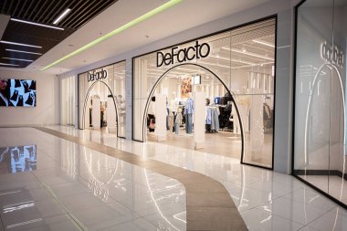 Ivano-Frankivsk, Ukrayna - 29 Nisan 2025: Modern bir alışveriş merkezinde çağdaş moda kıyafetlerini sergileyen şık giyim mağazası De Facto. 