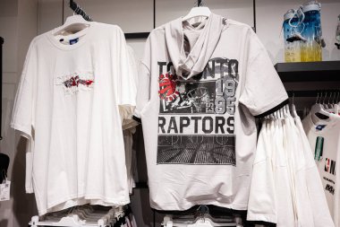 Ivano-Frankivsk, Ukrayna - 29 Nisan 2025: Toronto Raptors bir giyim mağazasındaki askılarda sergilenen tişörtlere ilham verdi