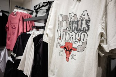 Ivano-Frankivsk, Ukrayna - 29 Nisan 2025: Chicago Bulls 'un giyim alışverişi için mağaza ortamında sergilediği grafiksel tişörtler