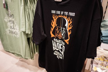 Ivano-Frankivsk, Ukrayna - 29 Nisan 2025: Darth Vader 'ın parlak turuncu alevler dizaynlı çizimlerinin yer aldığı şık bir siyah tişört.