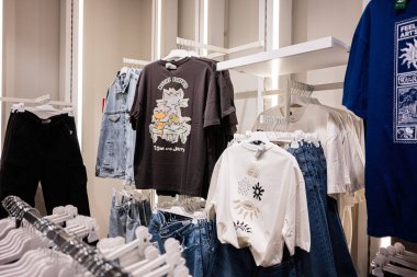 Ivano-Frankivsk, Ukrayna - 29 Nisan 2025: Grafik tişörtler ve kot tarzları da dahil olmak üzere günlük moda kıyafetlerinin perakende satış mağazası.