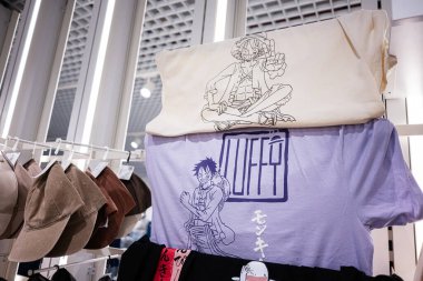 Ivano-Frankivsk, Ukrayna - 29 Nisan 2025: Maymun D. Luffy tişört ve şapka mağazasında sergilenen karikatür tasarımları