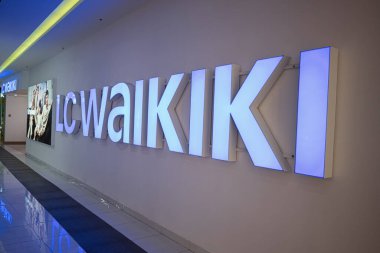 Ivano-Frankivsk, Ukrayna - 29 Nisan 2025: Şık ve ferah bir perakende ortamda parlayan LC Waikiki tabelası