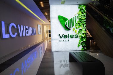 Ivano-Frankivsk, Ukrayna - 29 Nisan 2025: Parlak ışıklı Veles alışveriş merkezi koridoru yeşil dekor ve aydınlatma LC Waikiki marka levhası