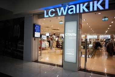 Ivano-Frankivsk, Ukrayna - 29 Nisan 2025: LC Waikiki mağazasının moda trendleri ve tasarımları sergilenen parlak girişi.