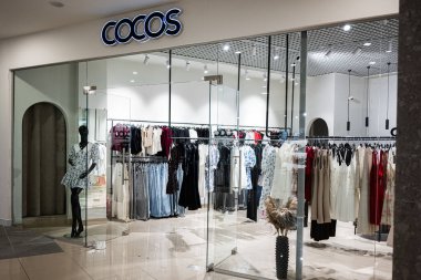 Ivano-Frankivsk, Ukrayna - 29 Nisan 2025: Şık giyim butiği Cocos cam panelli bir mağazanın arkasında çağdaş giysiler sergiliyor.