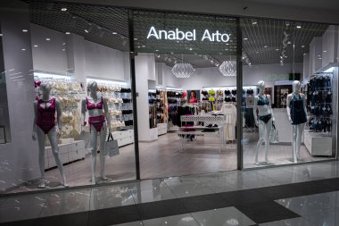 Ivano-Frankivsk, Ukrayna - 29 Nisan 2025: Şık mankenler ve modern iç tasarım unsurlarının yer aldığı iç çamaşırı mağazası Anabel Arto.