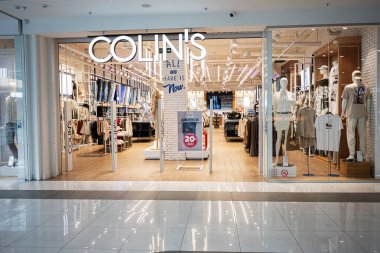 Ivano-Frankivsk, Ukrayna - 29 Nisan 2025: Colin 'in şık giyimli moda mağazası girişi, parlak ve davetkar bir ambiyans sergiliyor.