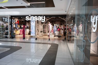 Ivano-Frankivsk, Ukrayna - 29 Nisan 2025: Moda mağazası Sinsay girişinde bir alışveriş merkezinde giysi ve aksesuarlar sergileniyor