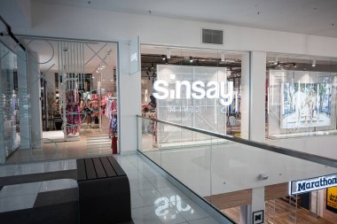 Ivano-Frankivsk, Ukrayna - 29 Nisan 2025: Sinsay mağazası içinde parlak iç mimari ve şık vitrinler bulunan mağaza