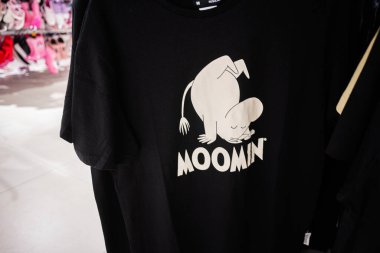 Ivano-Frankivsk, Ukrayna - 29 Nisan 2025: Moomin karakterinin yaratıcı ve eğlenceli tasarımı siyah bir tişörtte sergilendi.