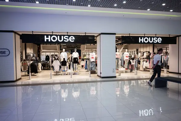 Ivano-Frankivsk, Ukrayna - 29 Nisan 2025: Ev perakende satış mağazası şık kıyafetler ve davetkar ambiyans sunuyor