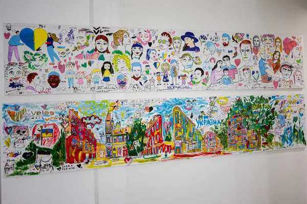 Ivano-Frankivsk, Ukrayna - 29 Nisan 2025: Çeşitli yüzler, şehir manzaraları ve yaratıcı hayal gücü içeren el yapımı Ukrayna sanat eserleri.