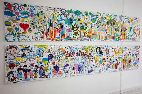Ivano-Frankivsk, Ukrayna - 29 Nisan 2025: Renkli çizimler, ikonik sahneler ve kültürel ifadelerin yer aldığı canlı Ukrayna sanat panelleri. 