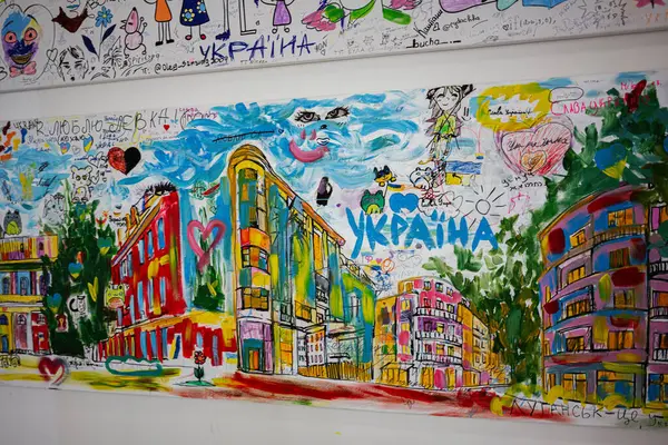 Ivano-Frankivsk, Ukrayna - 29 Nisan 2025: Renkli ayrıntılar ve ilham verici unsurlar içeren canlı bir Ukrayna duvar resmi. 