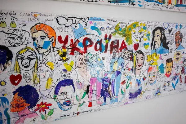 Ivano-Frankivsk, Ukrayna - 29 Nisan 2025: Çeşitli karakter, renk ve sembolik yaratıcılık ve dayanışma unsurlarının yer aldığı canlı Ukrayna sanat eserleri