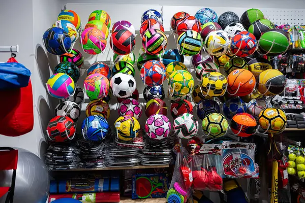 İvano-Frankivsk, Ukrayna - 29 Nisan 2025: Çeşitli spor faaliyetleri için perakende sergilenen canlı top koleksiyonu