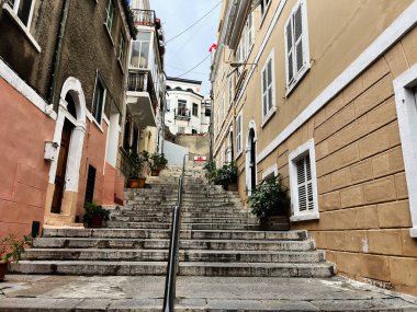 Cebelitarık, İngiltere - 01 Mayıs 2025: Cebelitarık, İngiliz Denizaşırı Toprakları 'ndaki tarihi binalarla çevrili taş bir merdiven.