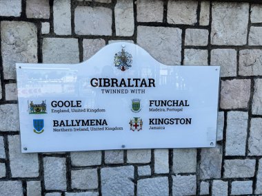 Cebelitarık, İngiltere - 01 Mayıs 2025: Cebelitarık 'ın ikiz şehirleri Goole, Ballymena, Funchal ve Kingston' ı gösteren imza.