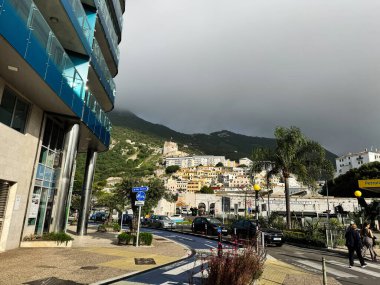 Cebelitarık, İngiltere - 01 Mayıs 2025: Modern binalar, yeşillik ve ikonik kayaları harmanlayan büyüleyici Cebelitarık şehri.