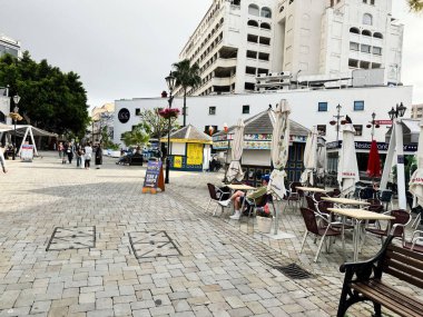 Cebelitarık, İngiltere - 01 Mayıs 2025: Şemsiyeli açık kafe ve Cebelitarık 'ta tuhaf bir atmosfer, İngiliz Denizaşırı Toprakları