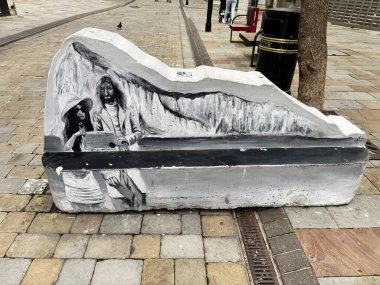 Cebelitarık, İngiltere - 01 Mayıs 2025: Kentsel duvar resmi John Lennon ve Yoko Ono, Birleşik Krallık 'ın Cebelitarık kentindeki boyalı taş üzerinde manzara figürleri sanatı
