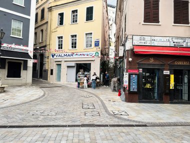 Cebelitarık, İngiltere - 01 Mayıs 2025: Cebelitarık 'tan yerel binalar ve iş atmosferinin yer aldığı güzel sokak manzarası