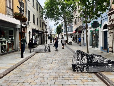 Cebelitarık, İngiltere - 1 Mayıs 2025: Cebelitarık 'ta canlı bir cadde.