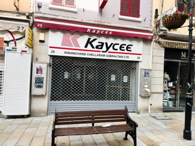 Gibraltar, İngiltere - 01 Mayıs 2025: Mağaza penceresi kapalı, tabela ve İngiltere 'nin Cebelitarık kentinde bir bank