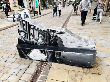 Cebelitarık, İngiltere - 01 Mayıs 2025: Cebelitarık 'ta bir alışveriş caddesinde bulunan tarihi resimlerle boyanmış açık hava halk bankı. Bayan Smith ve Bayan Summerfield.. 