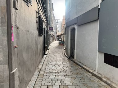 Cebelitarık, İngiltere - 01 Mayıs 2025: Parke taşı yolu Gibraltar, İngiltere 'deki karmaşık konut ve ticari binalarla sınırlandırıldı.