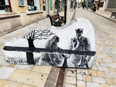 Cebelitarık, İngiltere - 01 Mayıs 2025: Cebelitarık kentsel ortamında bir asker ve maymunu tasvir eden tek renkli sokak sanatı. Winston Churchill ve Barbary Macaque. 