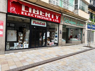 Cebelitarık, İngiltere - 01 Mayıs 2025: Elektronik ve çarşaf satan bitişik mağazalar cephesi, çeşitlendirilmiş ürünlerin sergilenmesi