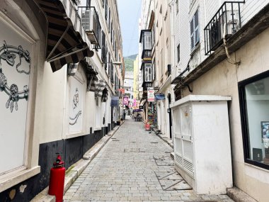 Cebelitarık, İngiltere - 1 Mayıs 2025: Cebelitarık 'ın ilginç tarihi ayrıntıları ve antika dükkanları olan eşsiz caddesi