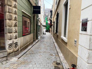 Cebelitarık, İngiltere - 1 Mayıs 2025: Cebelitarık 'ta sakin bir sokak geleneksel mimari ve büyüleyici şehir manzarası sergileniyor