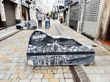 Cebelitarık, İngiltere - 01 Mayıs 2025: Cebelitarık yaya caddesinde ikonik imgeler içeren boyanmış beton duvar resmi. Yerel halk vatanseverce Giyindi, 1967 Referandum