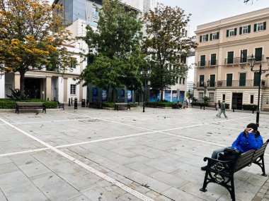 Cebelitarık, İngiltere - 01 Mayıs 2025: Cebelitarık 'taki banklar ve ağaçlarla şehir meydanını büyülemek, İngiliz Denizaşırı Toprakları