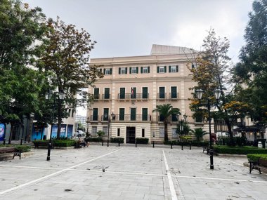 Cebelitarık, İngiltere - 01 Mayıs 2025: Cebelitarık 'ta simetrik cepheli ve kentsel kare ayarlı klasik koloni binası