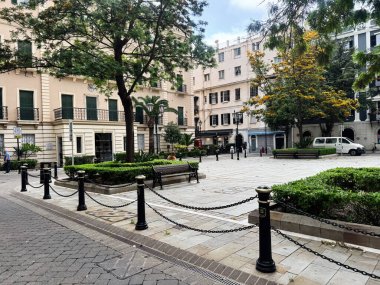 Cebelitarık, İngiltere - 01 Mayıs 2025: Cebelitarık 'ın büyüleyici merkezi meydanı tarihi binalar ve yeşilliklerle çevrili.