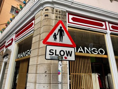Cebelitarık, İngiltere - 01 Mayıs 2025: Cebelitarık 'ta bir alışveriş alanının yakınındaki yaya geçidi güvenliğini gösteren tabela