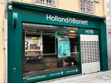 Cebelitarık, İngiltere - 1 Mayıs 2025: Hollanda ve Barrett mağazası, sağlık ve sağlık ürünleri sergilenmektedir.