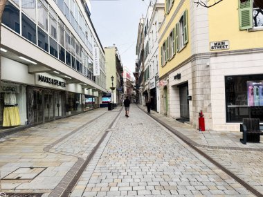 Cebelitarık, İngiltere - 1 Mayıs 2025: Cebelitarık 'ta dükkanlar, taş yollar ve canlı mimari içeren huzurlu bir sokak manzarası