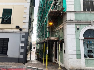 Cebelitarık, İngiltere - 01 Mayıs 2025: bitişik binalar, iskeleler ve Cebelitarık 'ta dar bir sokak