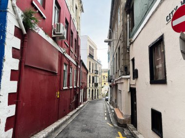 Cebelitarık, İngiltere - 1 Mayıs 2025: Cebelitarık 'ta büyüleyici cadde canlı binalar ve karmaşık şehir mimarisi sergileniyor