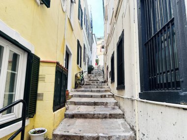 Cebelitarık, İngiltere - 01 Mayıs 2025: Cebelitarık 'ta renkli mimari ortasındaki taştan merdivenler, İngiliz Denizaşırı Toprakları