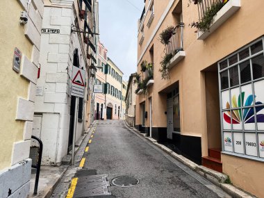 Cebelitarık, İngiltere - 1 Mayıs 2025: Cebelitarık 'ta tarihi mimari ve şehir cazibesini gösteren tuhaf yokuş yukarı caddesi