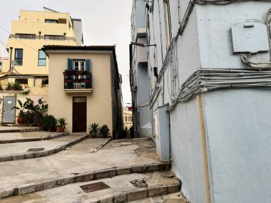 Cebelitarık, İngiltere - 01 Mayıs 2025: Cebelitarık 'ta karakteristik evleri ve bitkileri olan tuhaf dar bir caddenin manzarası.