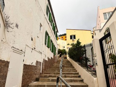 Cebelitarık, İngiltere - 01 Mayıs 2025: Cebelitarık 'taki konut binaları arasında uzanan güzel bir taş merdiven.