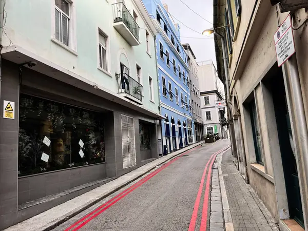 Cebelitarık, İngiltere - 01 Mayıs 2025: Cebelitarık 'ın renkli binalar ve mimariyle dar bir caddeyi gösteren şehir manzarası.